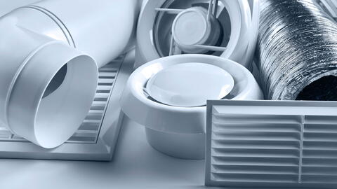 Lüftungsrohre, Lüfter und Abdeckungen liegen auf einem Haufen