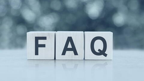 Drei Bauklötze bilden das Wort FAQ