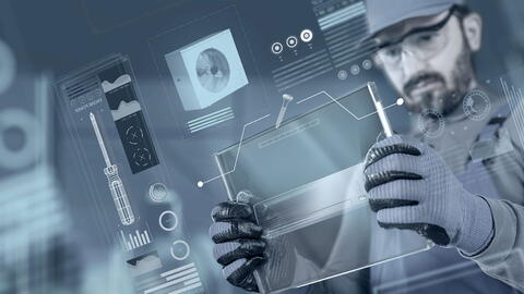 Handwerker schaut sich auf einem Hologramm Daten zu einem Klimagerät an