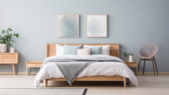 Modern eingerichtetes Schlafzimmer mit hellblauer Wand.